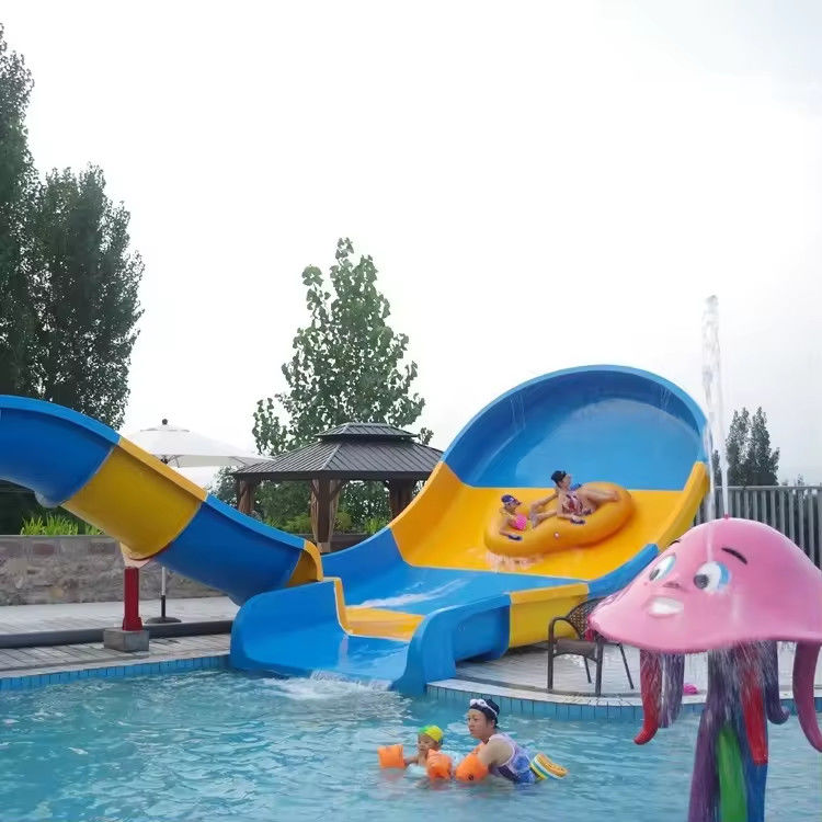 Eğlenmek için salıncaklı 2 çocuk için özel bir bumerang su kaydırması